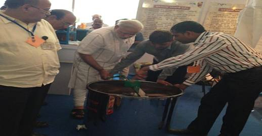 Shri Narender Modi, Hon’ble PM (then CM, Gujarat) understanding process of honey extraction.